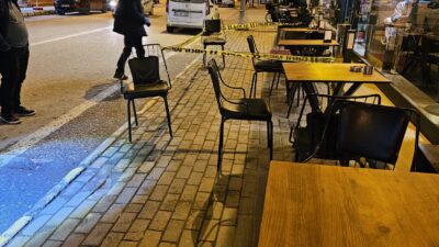 Sakarya’nın Sapanca ilçesinde bir kafede birlikte oturan iki genç arasında