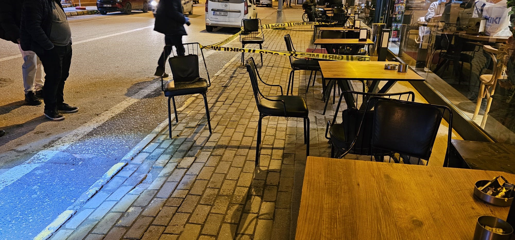 Sakarya’nın Sapanca ilçesinde bir kafede birlikte oturan iki genç arasında