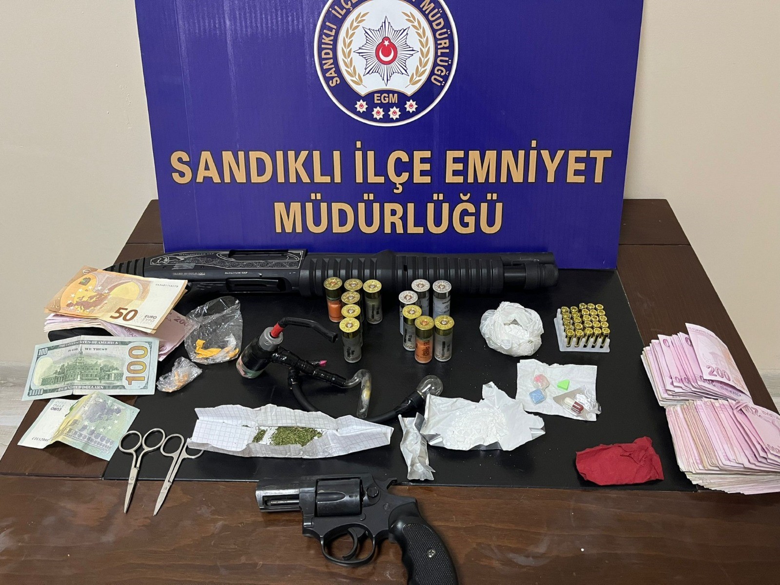 Afyonkarahisar’ın Sandıklı ilçesinde polisin gerçekleştirdiği başarılı bir uyuşturucu operasyonunda yakalanan
