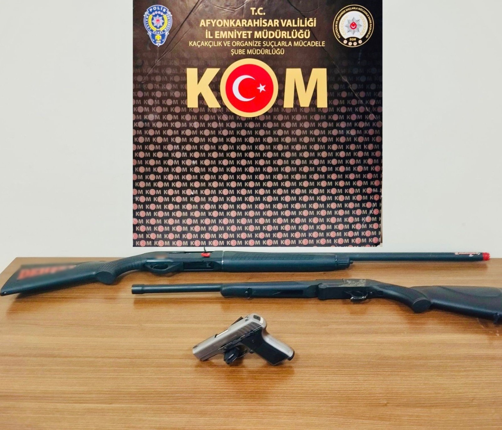  Afyonkarahisar’da polis tarafından bir iş yerine yapılan baskın ile durdurulan