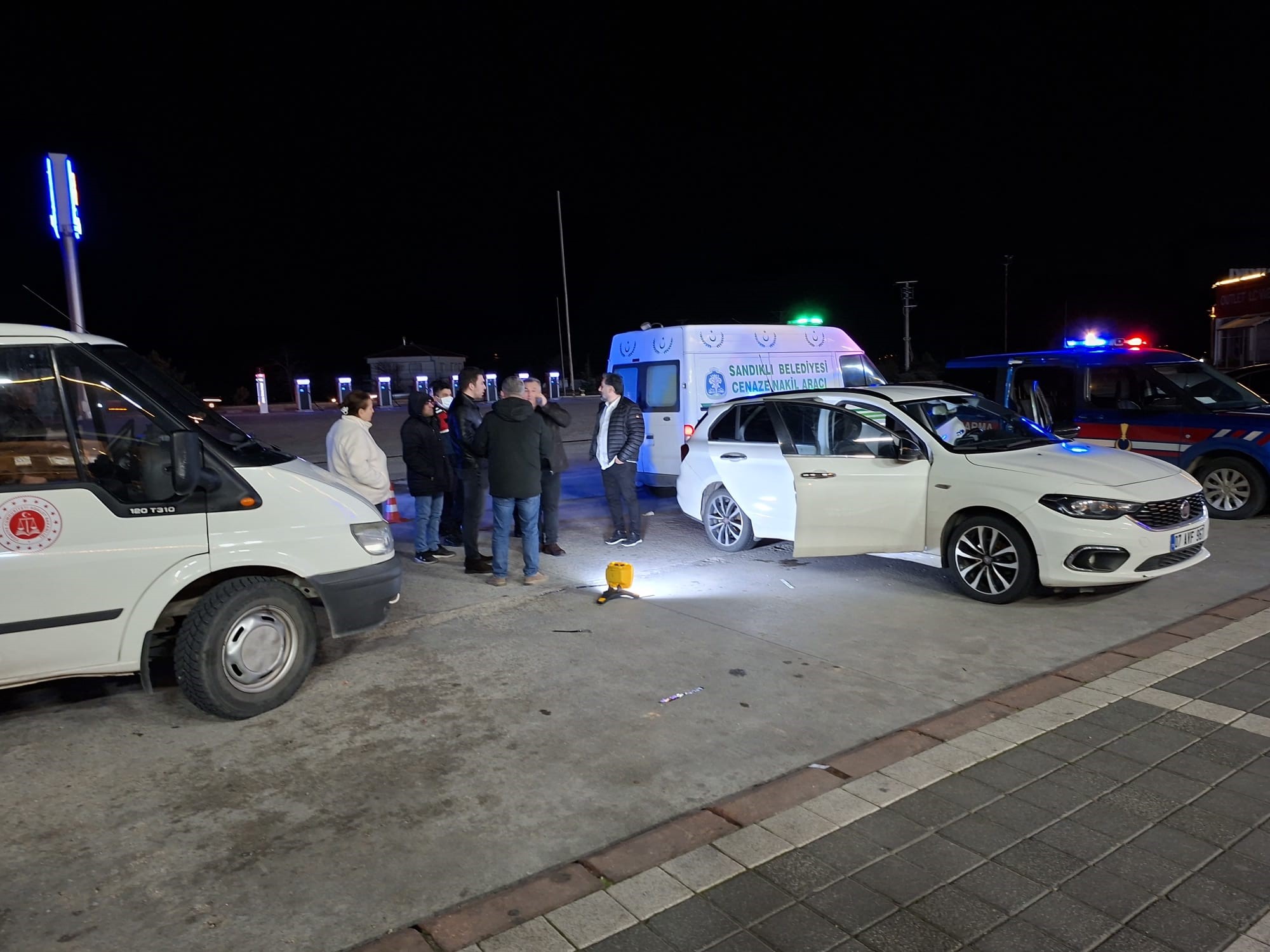 Afyonkarahisar’ın Sandıklı ilçesinde bir dinlenme tesisinde günlerdir park halinde duran