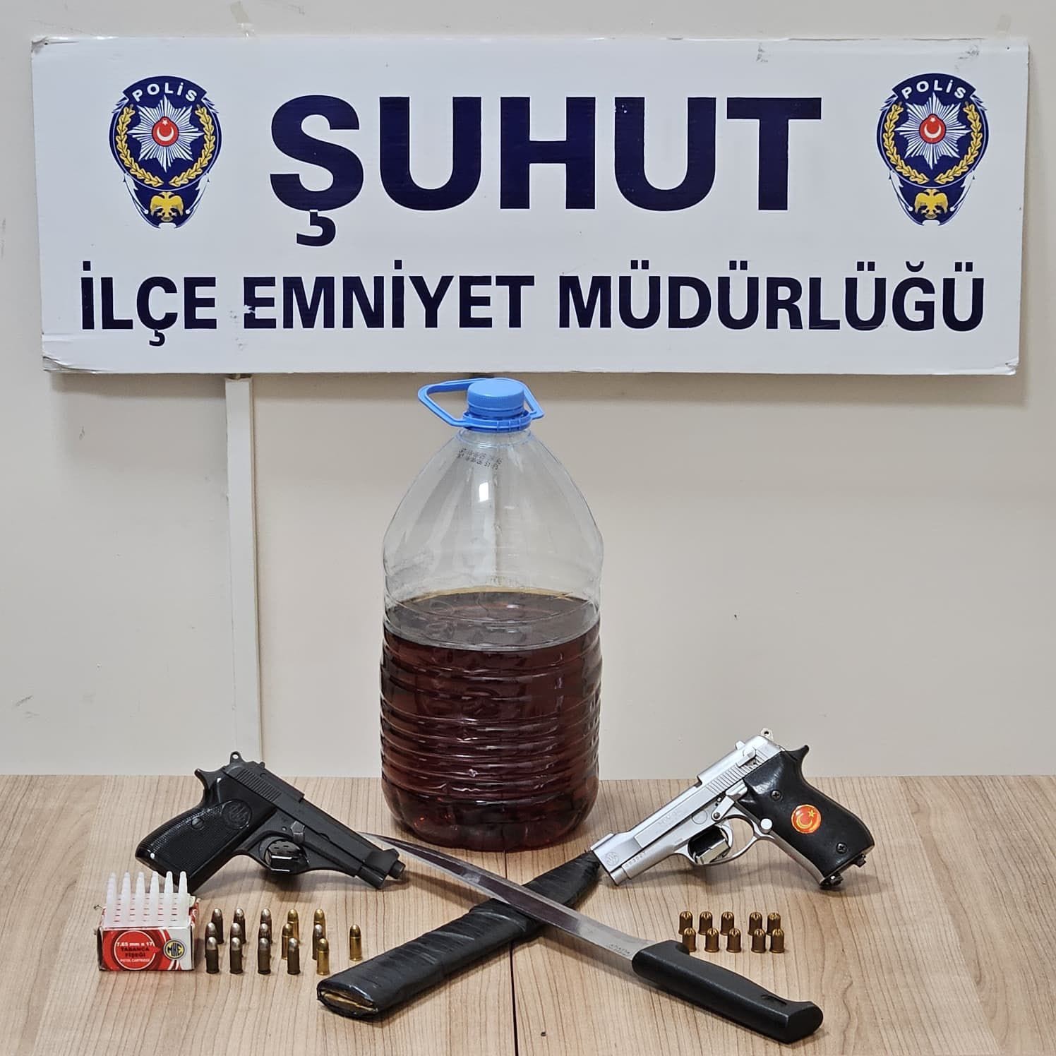 Afyonkarahisar’ın Şuhut ilçesinde emniyet güçlerinin gerçekleştirdiği operasyonda, bir iş yerinde