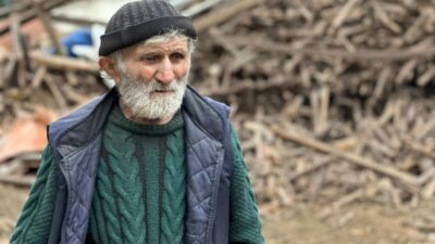 Sakarya’nın Akyazı ilçesinde geçtiğimiz günlerde evinden çıkarılan 20 kamyon çöple