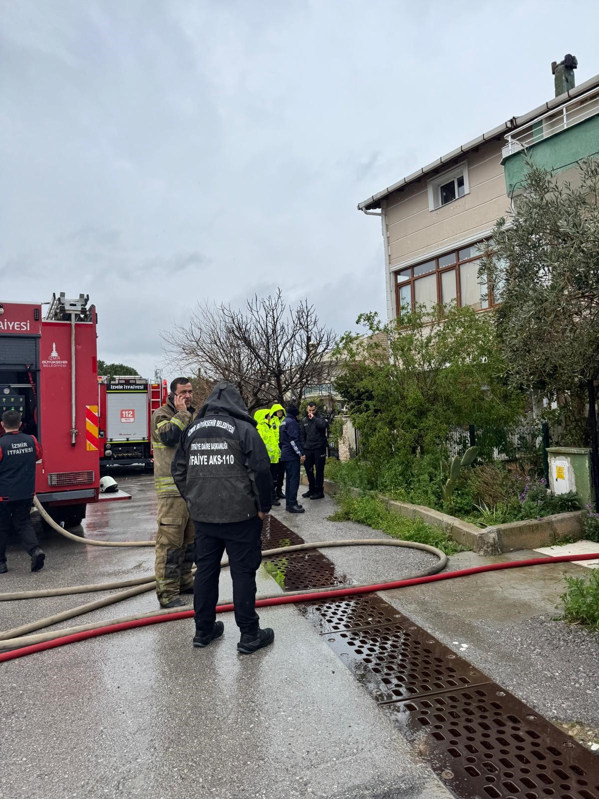 İzmir’in Atatürk Mahallesi’nde pazar sabahı bir evde çıkan yangın, bölge