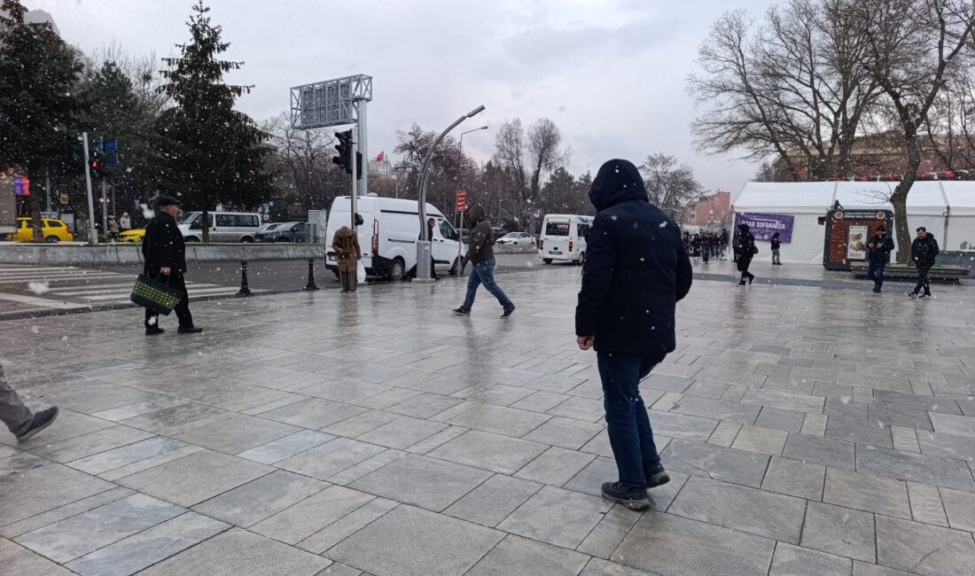 Meteorolojinin uyarıları sonrası Afyonkarahisar’da beklenen kar yağışı öğle saatlerinde başladı.
