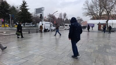 Meteorolojinin uyarıları sonrası Afyonkarahisar’da beklenen kar yağışı öğle saatlerinde başladı.
