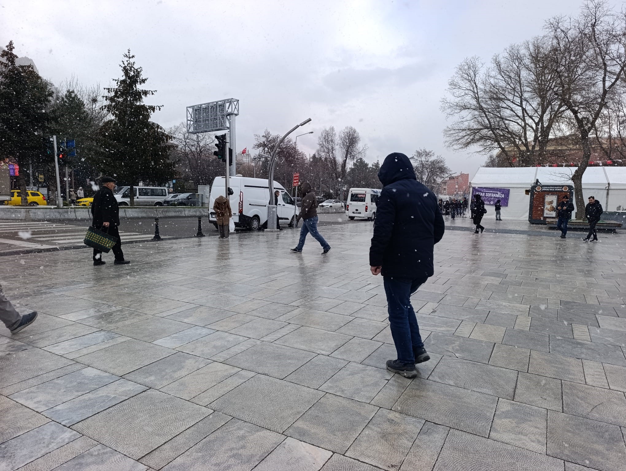 Meteorolojinin uyarıları sonrası Afyonkarahisar’da beklenen kar yağışı öğle saatlerinde başladı.
