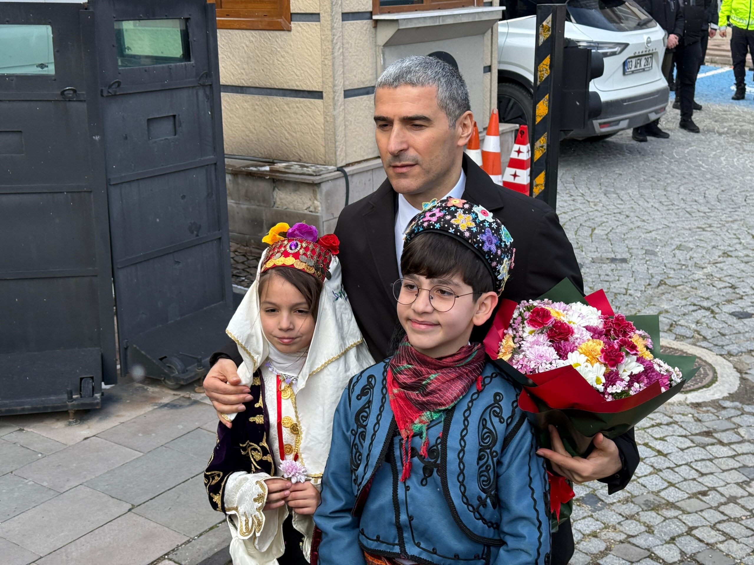 Uşak Valiliği’nden, Afyonkarahisar Valiliği’ne atanan Dr. Naci Aktaş, makam kapısının