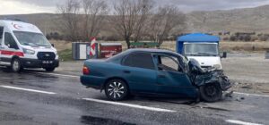 Afyonkarahisar'ın Şuhut ilçesinde iki otomobilin çarpışma sonucu meydana gelen trafik