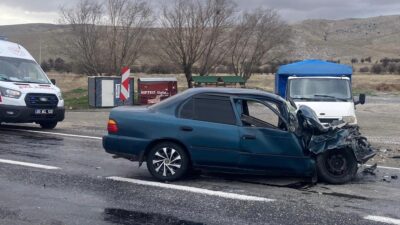 Afyonkarahisar'ın Şuhut ilçesinde iki otomobilin çarpışma sonucu meydana gelen trafik