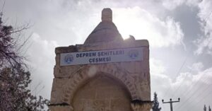 Afyonkarahisar’ın Dinar ilçesinde, asri mezarlık içerisinde yıllar önce yaptırılan Deprem