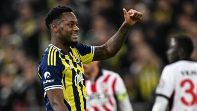 Fenerbahçe Kulübü, kiralık olarak forma giyen Kolombiyalı santrfor Jhon Duran'ın
