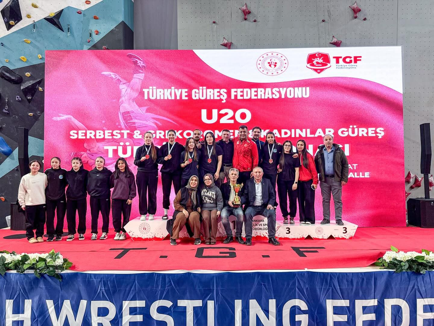 Ankara’da düzenlenen U20 Türkiye Güreş Şampiyonası’nda mücadele eden Taşoluk Belediye
