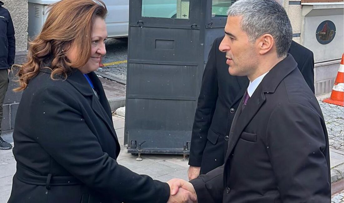 Afyonkarahisar Valiliği görevine atanan Dr. Naci Aktaş şehre gelerek mesaisine
