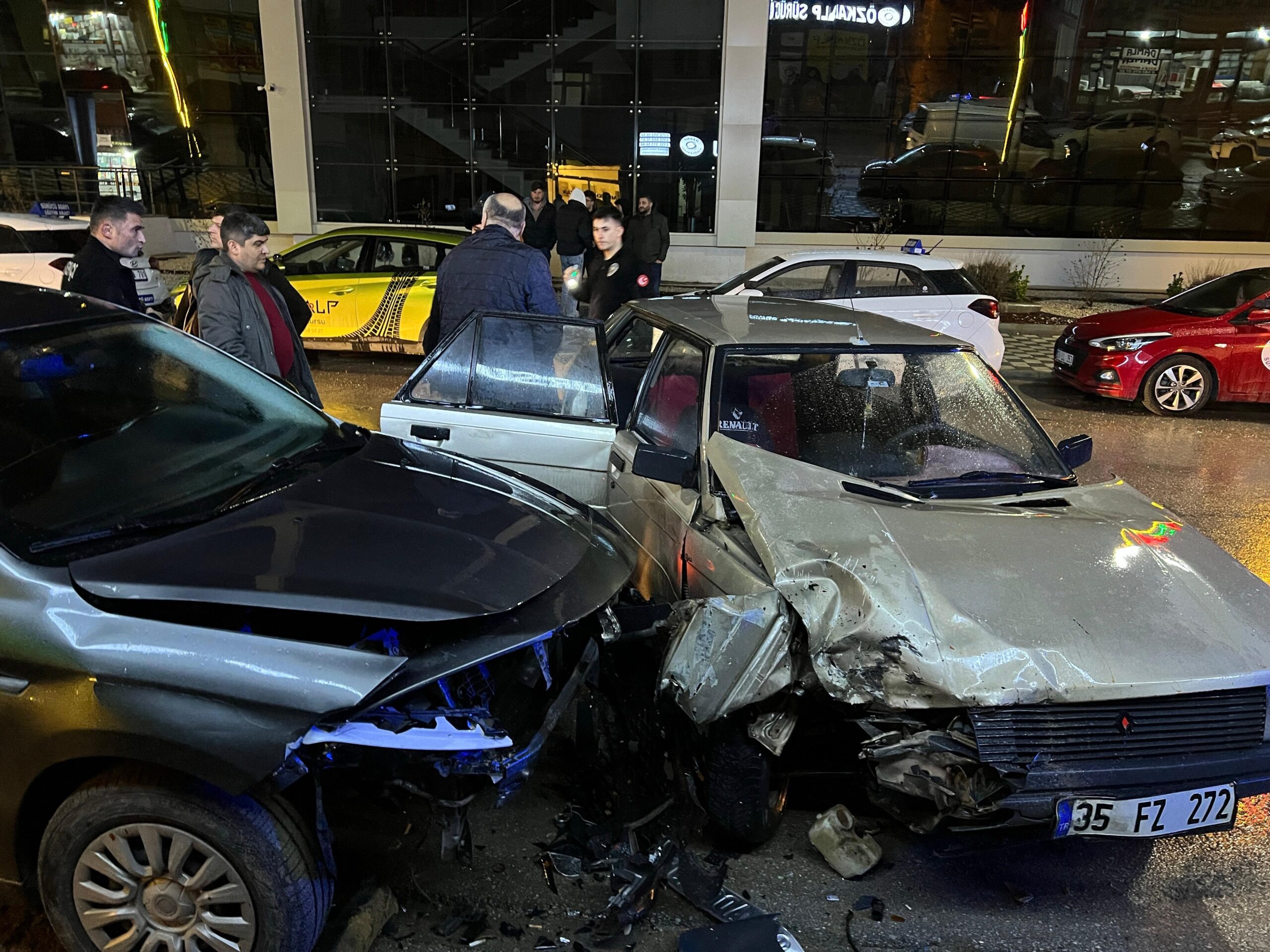 Afyonkarahisar’da iki otomobilin çarpışması sonucu yaşanan trafik kazasına 1 kişi