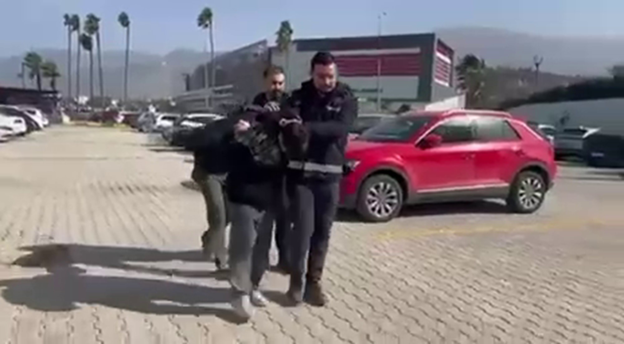 Hatay’da sosyal medya üzerinden kandırdıkları 21 yaşındaki genç kadının kollarını