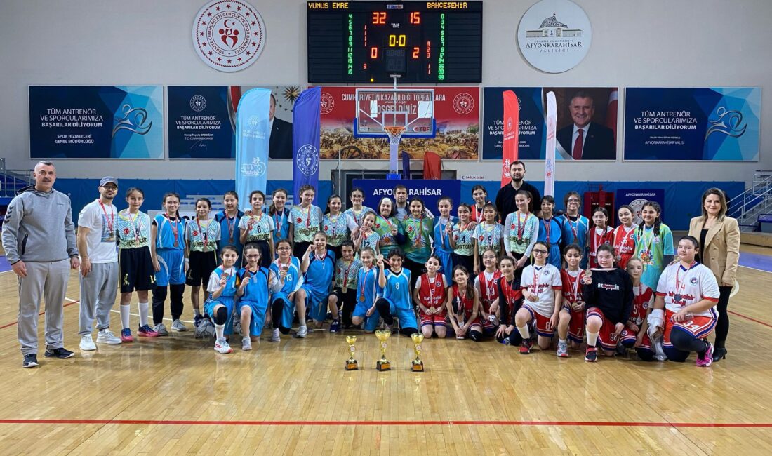 Afyonkarahisar Prof. Dr. Veysel Eroğlu Spor Salonu’nda düzenlenen Okul Sporları