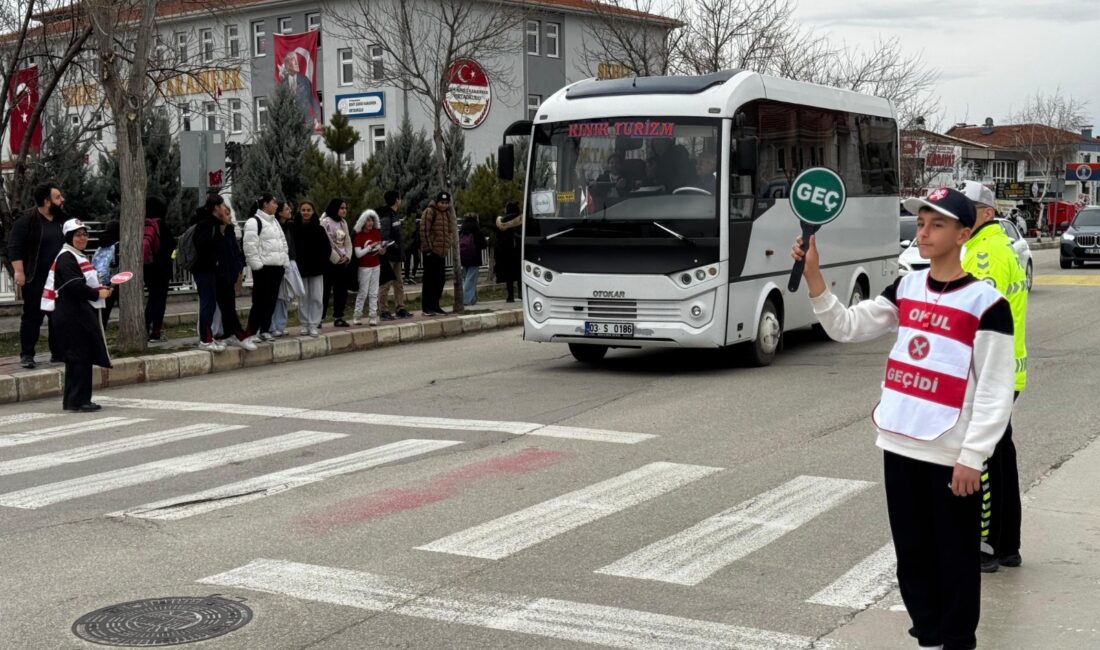 Afyonkarahisar İl Emniyet Müdürlüğü, öğrencilerin okul giriş ve çıkış saatlerinde