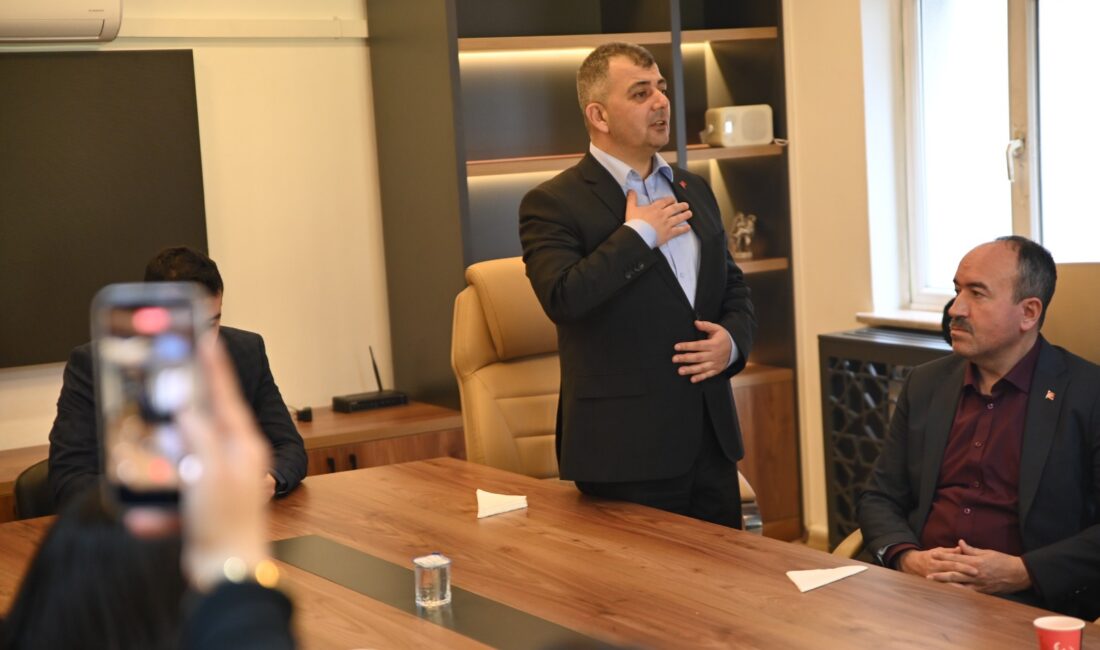Emirdağ Belediye Başkanı Serkan Koyuncu, Emirdağ Belediyesi Gençlik Meclisi üyeleriyle