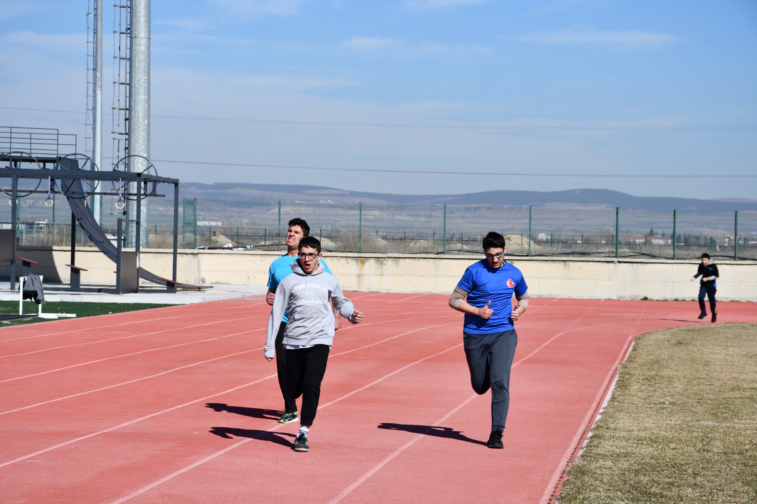 Afyonkarahisar’da düzenlenen Okul Sporları Özel Sporcular Gençler ve Yıldızlar Atletizm