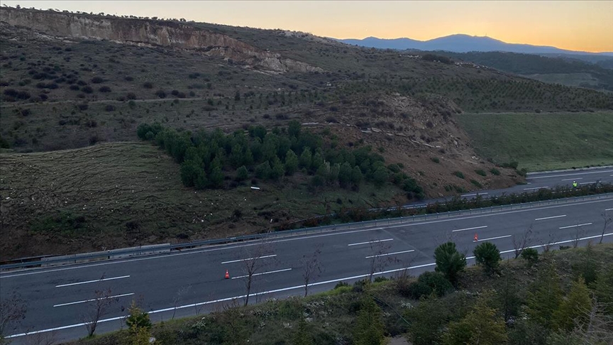 Manisa'nın Turgutlu ilçesinde meydana gelen toprak kayması nedeniyle iki yönlü