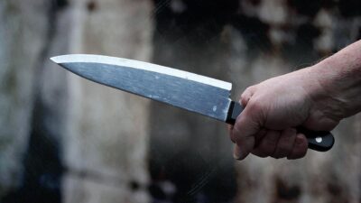 İstanbul Bağcılar’da bir çocuğu kalabalık bir grubun elinden kurtarmak isteyen