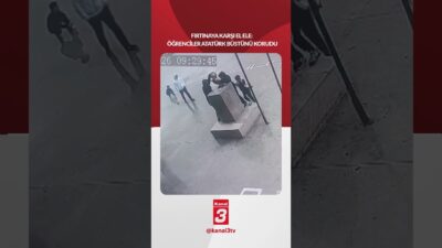 Adana’da bir okulun bahçesinde fırtına sırasında düşmek üzere olan Atatürk