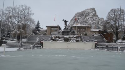 Afyonkarahisar genelinde günlerdir beklenen kar yağışı, gece saatlerinde kent merkezine