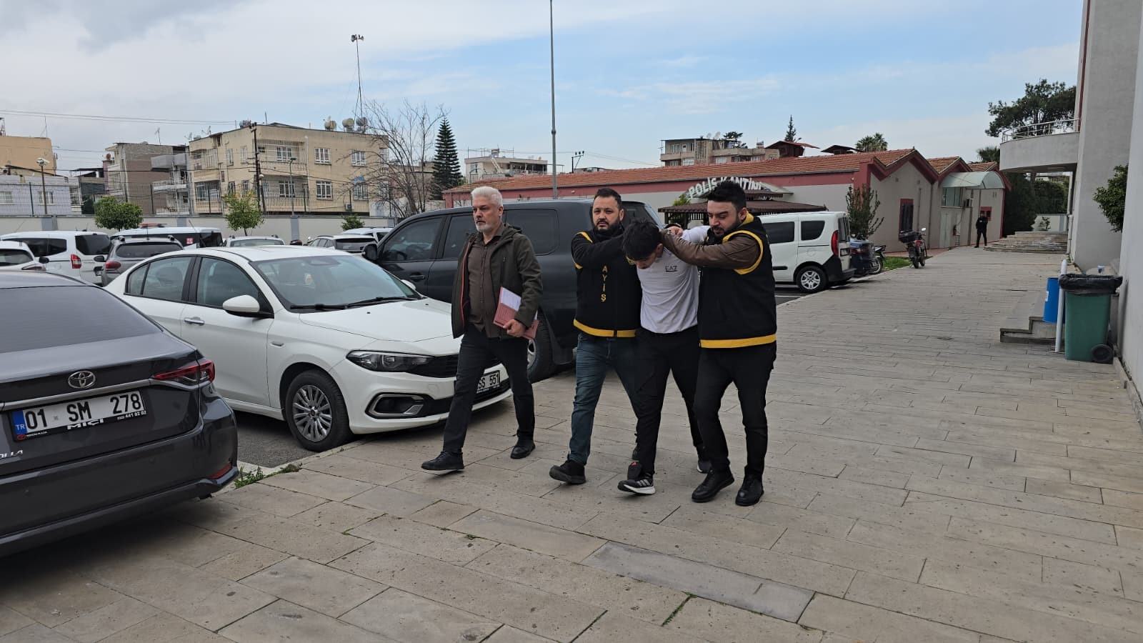 Adana'da iki şüpheli, park halindeki hafif ticari aracın camını kırarak