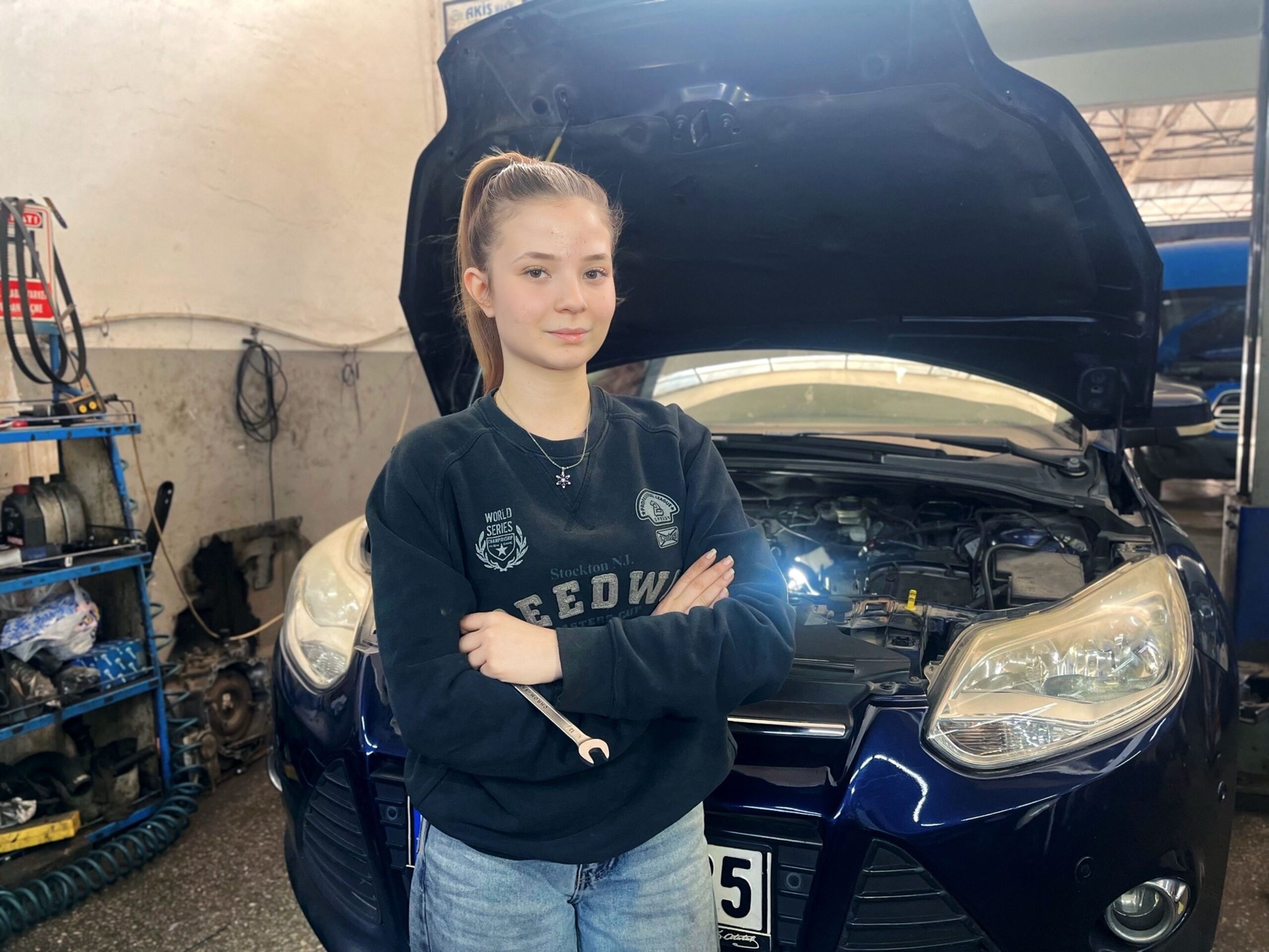 Antalya'da yaşayan meslek lisesi öğrencisi Selen Tıraşoğlu, babasının yanında başladığı