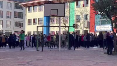  Denizli'nin Buldan ilçesinde meydana gelen 5.1 büyüklüğünde deprem başta okul