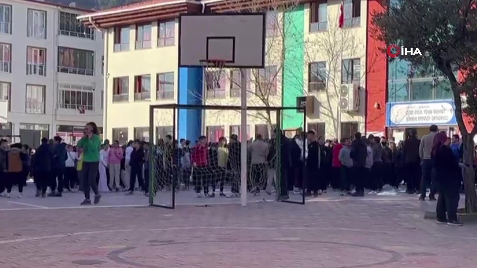  Denizli'nin Buldan ilçesinde meydana gelen 5.1 büyüklüğünde deprem başta okul