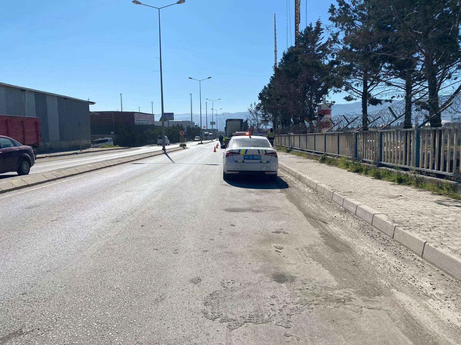  Kocaeli'nin Körfez ilçesinde iki tırın arasında sıkışan sürücü hayatını kaybetti.