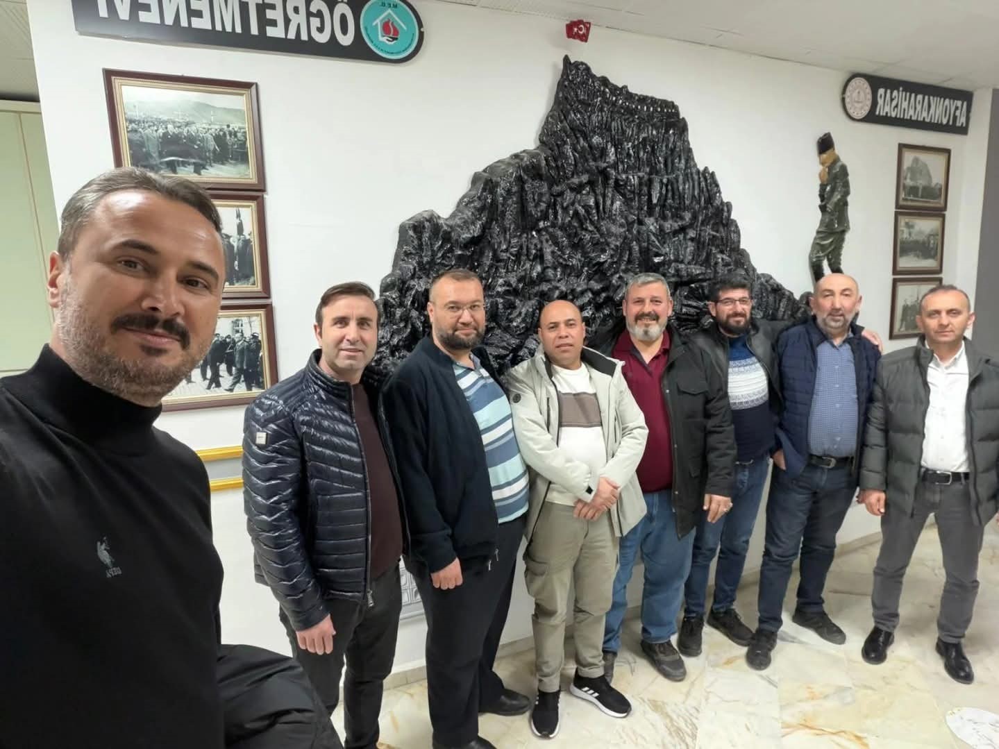 Afyonkarahisar Şuhut Sağlık Meslek Lisesinden 1998 yılında mezun olan eski