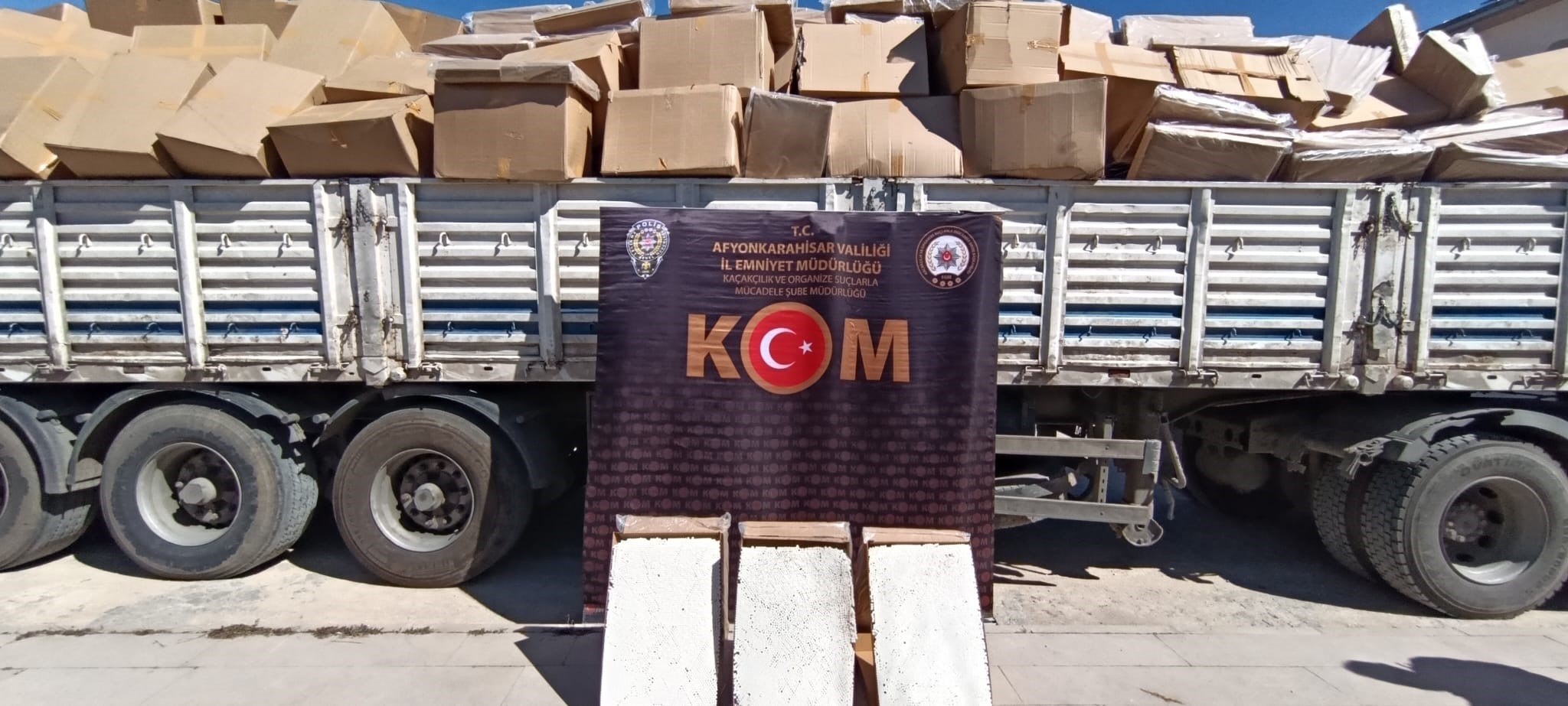 Afyonkarahisar’da polis ekiplerinin dikkati, kaçakçılara geçit vermedi. Şehir girişinde gerçekleştirilen