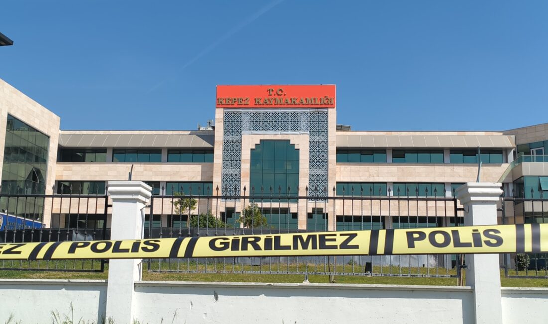 Antalya’da öğle saatlerinde hareketli dakikalar yaşandı. Kepez Kaymakamlığı binasından gelen