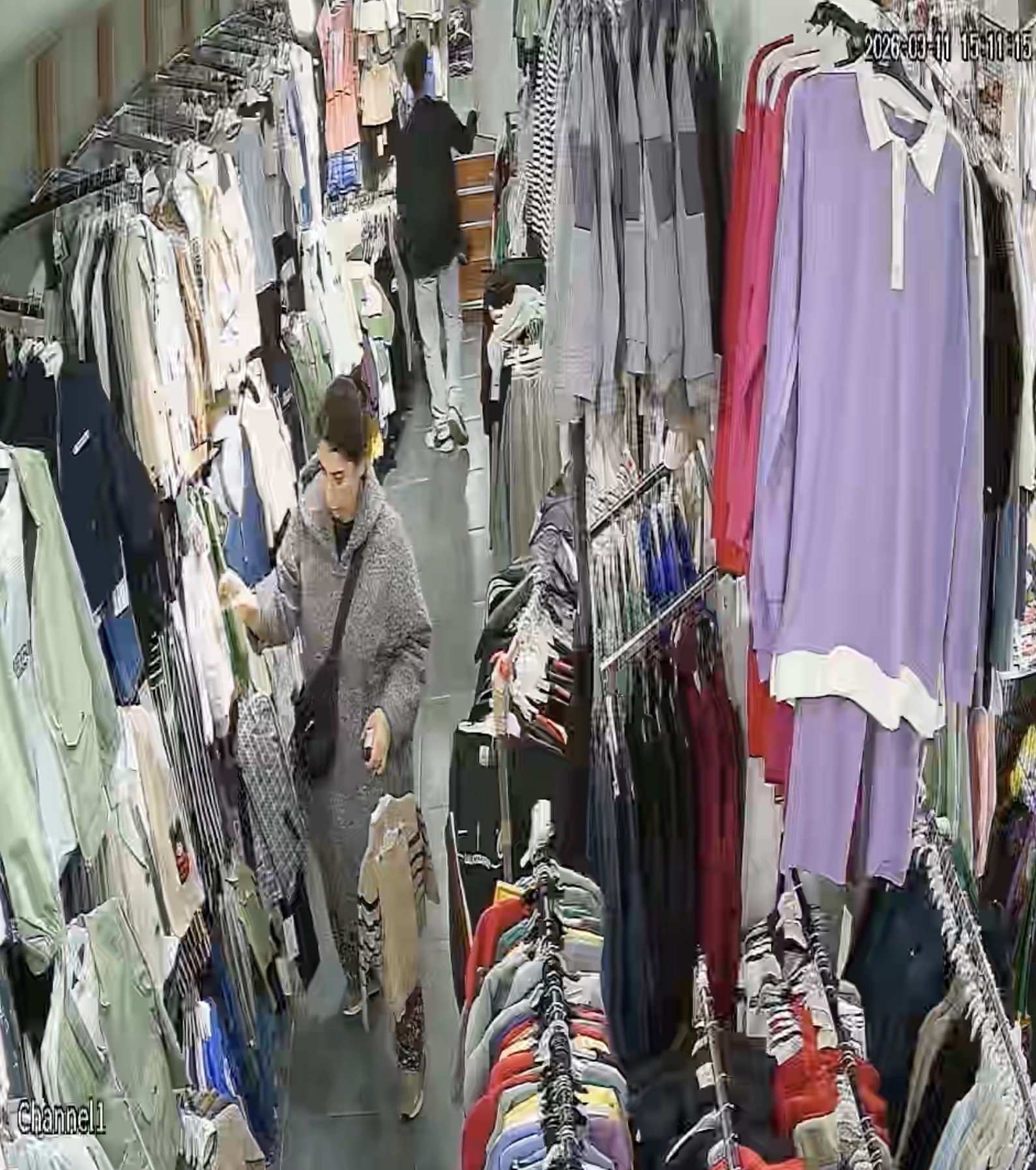  Bursa'da bir giyim mağazasında yaşanan hırsızlık olayı "bu kadarına da