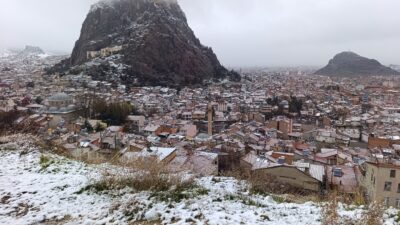 Meteoroloji Bölge Müdürlüğü’nün uyarılarının ardından Afyonkarahisar güne kar sürpriziyle başladı.