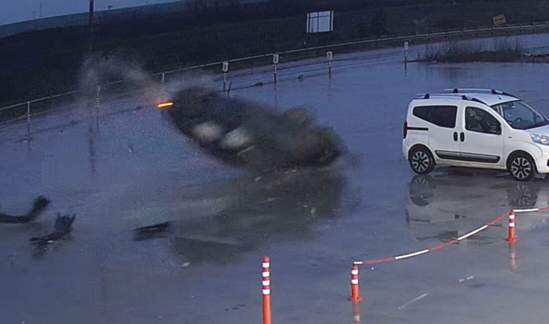Edirne'de yaklaşık 60 metre boyunca defalarca takla atan otomobilde bulunan
