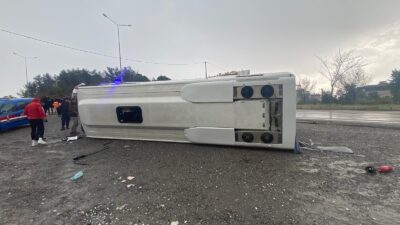 İzmir’in Seferihisar ilçesinde sporcuları taşıyan belediye otobüsü, müsabaka için stada