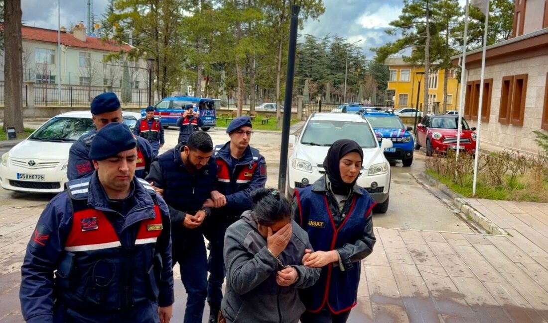 Afyonkarahisar'da bohçacı kılığında gittikleri köyde bir kişinin ev almak için