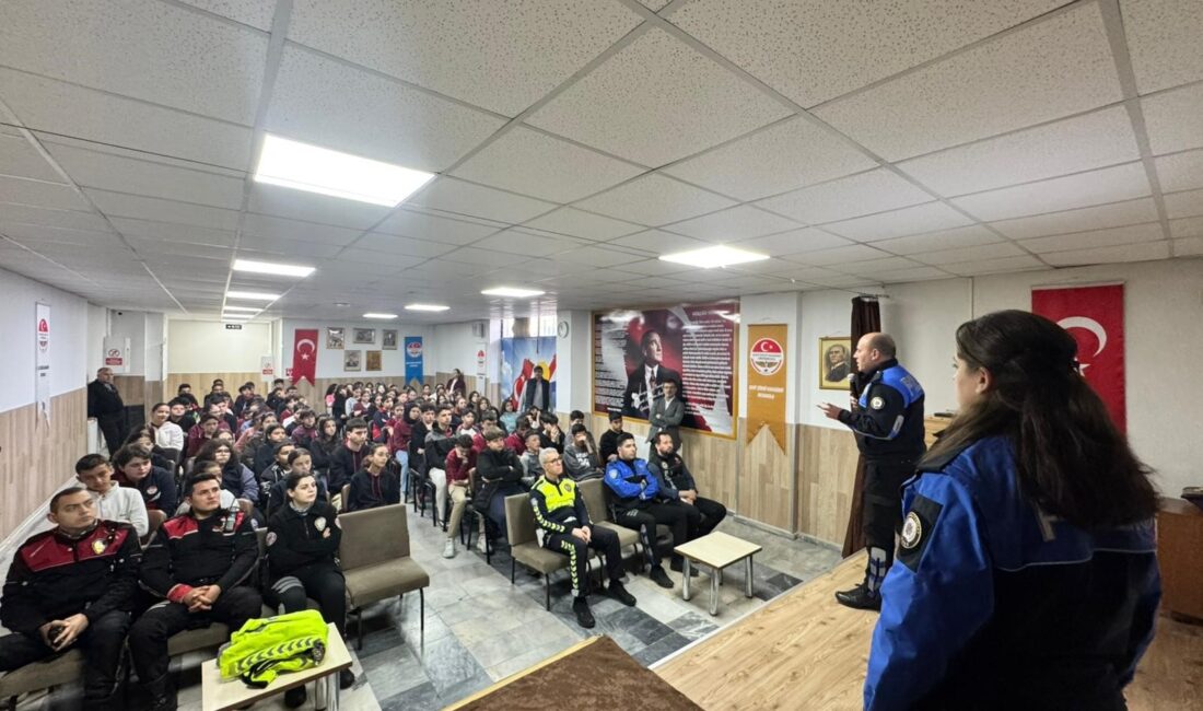 Afyonkarahisar İl Emniyet Müdürlüğü ekipleri, Şükrü Karadirek Ortaokulu öğrencileriyle bir