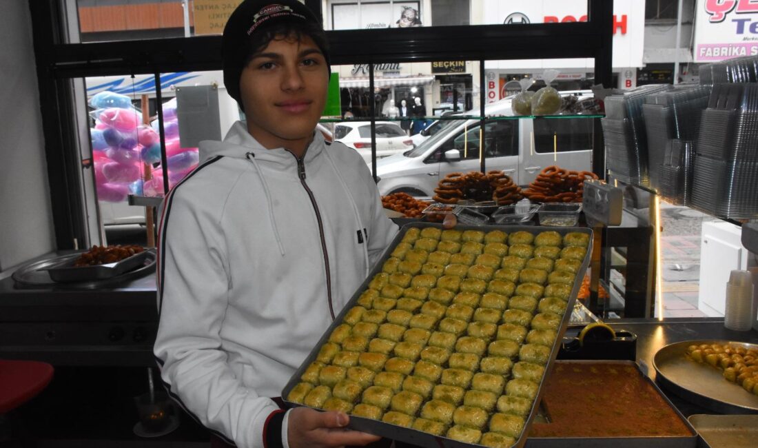 Afyonkarahisar'da baklavacıda çalışan muaytahai sporcusu 17 yaşındaki Ata Kadir Küçükekşi,