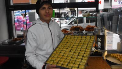 Afyonkarahisar'da baklavacıda çalışan muaytahai sporcusu 17 yaşındaki Ata Kadir Küçükekşi,