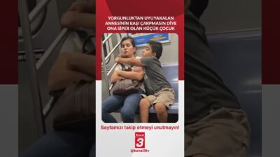 Yorgunluktan uyuyakalan annesinin başı çarpmasın diye ona siper olan küçük