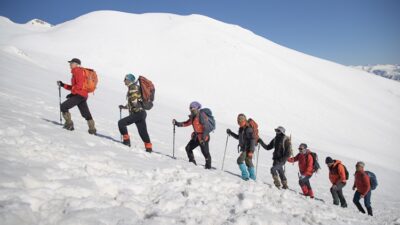 Tunceli'de dağcılar, kar kalınlığının 3 metreyi aştığı dağların zirvelerine zorlu