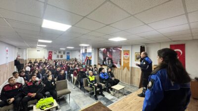 Afyonkarahisar İl Emniyet Müdürlüğü ekipleri, öğrencilerin bilinçlendirilmesine yönelik çalışmalarını sürdürüyor.