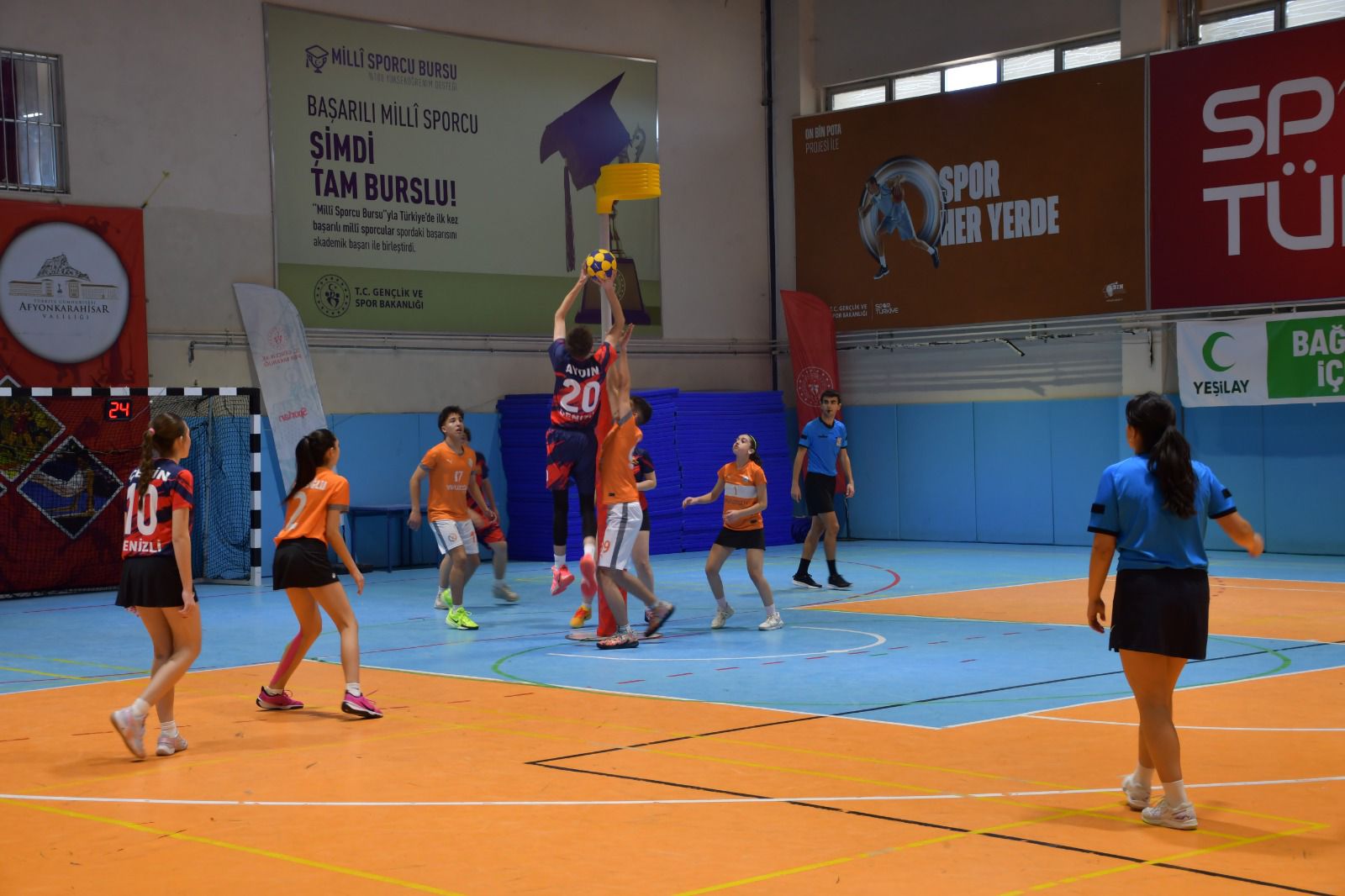 Afyonkarahisar’da düzenlenen Okul Sporları Korfbol Gençler Grup Müsabakaları, çekişmeli karşılaşmaların