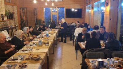 Gül Anneler Derneği tarafından düzenlenen iftar programı, yoğun katılımla gerçekleştirildi.