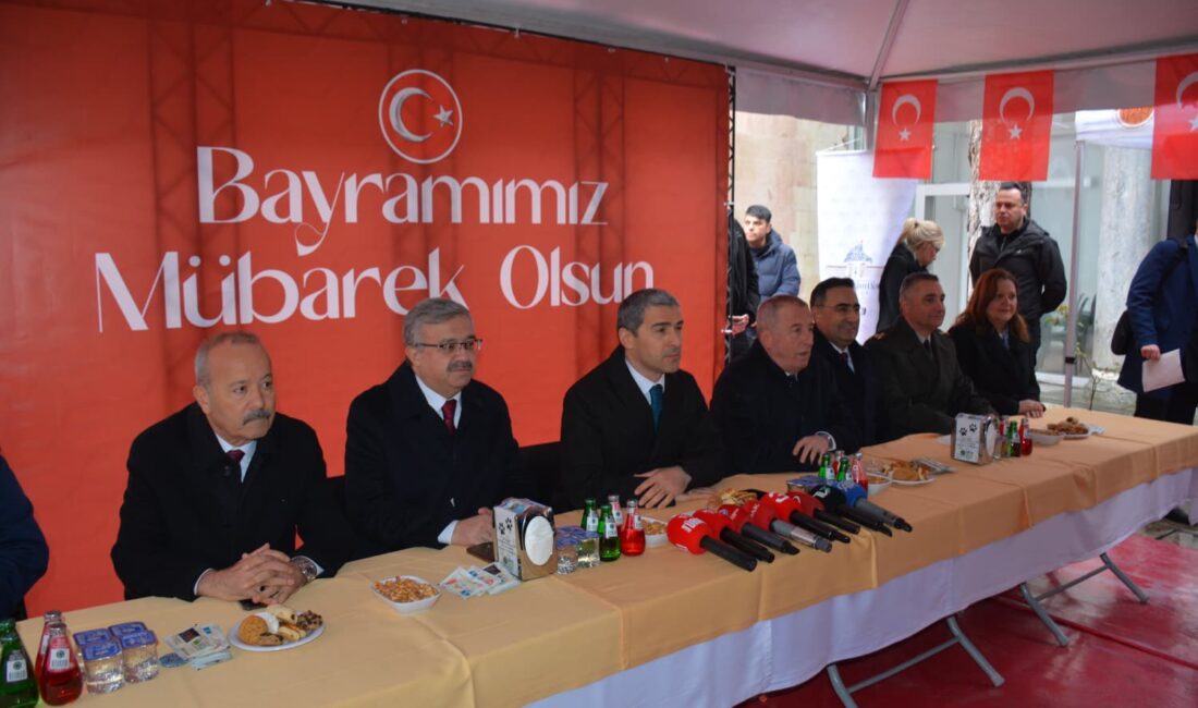 
Afyonkarahisar'da Ramazan Bayramı dolayısıyla bayramlaşma programı gerçekleştirildi.